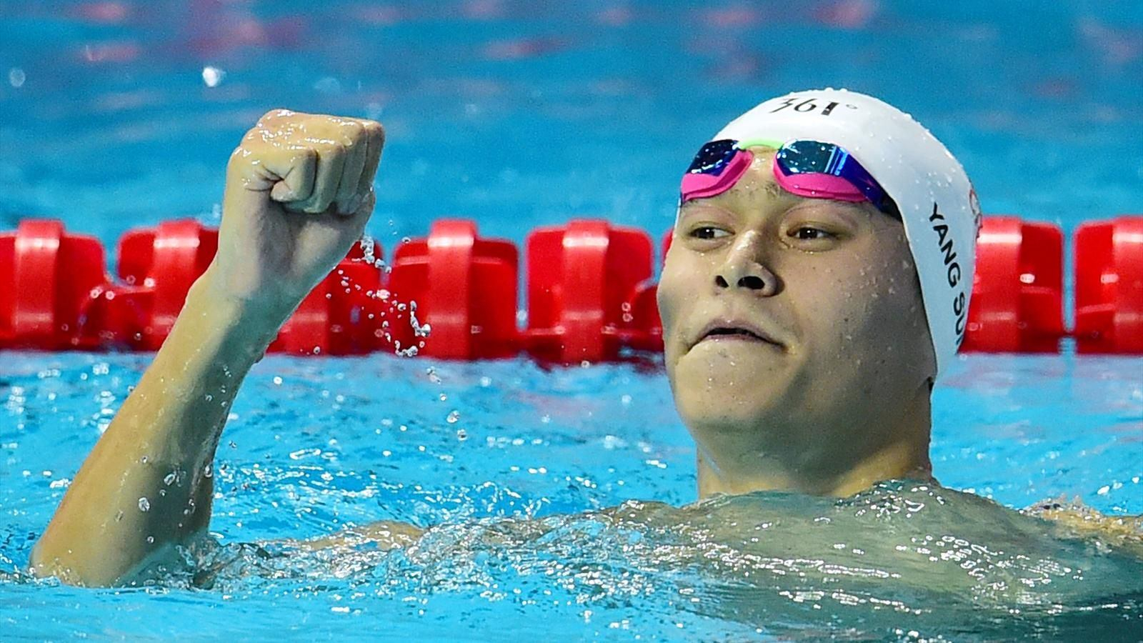 Триразовий олімпійський чемпіон з плавання розбив молотком контейнер з допінг-пробою