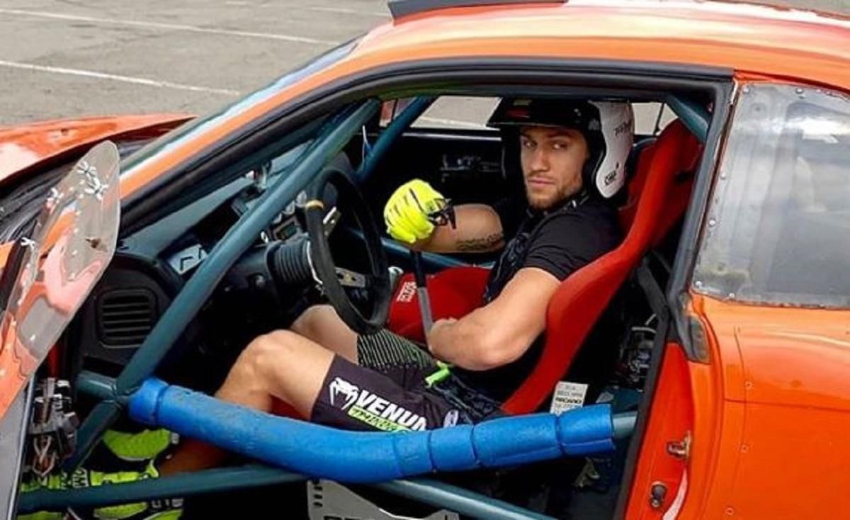 Ломаченко продемонстрував вміння керувати машиною на треку для дрифту: відео Ломаченко продемонстрував вміння керувати машиною на треку для дрифту: відео