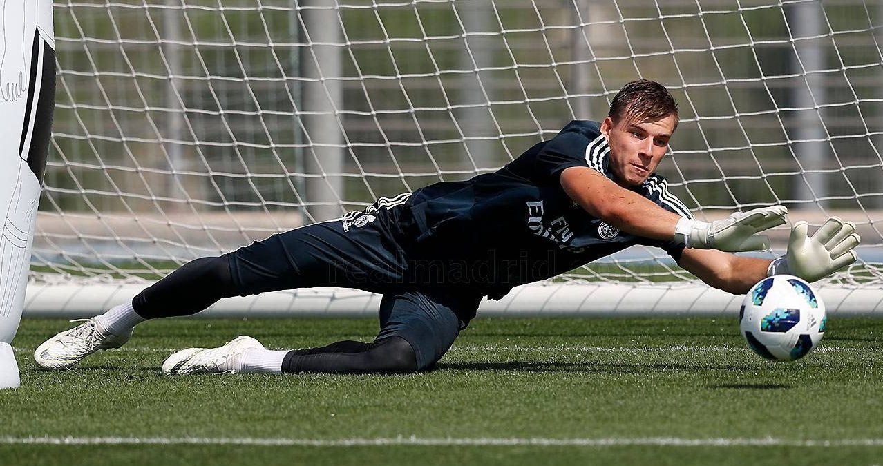 Лунін продемонстрував фантастичну техніку на тренуванні "Реалу": фанати в шоці (відео) Лунін продемонстрував фантастичну техніку на тренуванні "Реалу": фанати в шоці (відео)