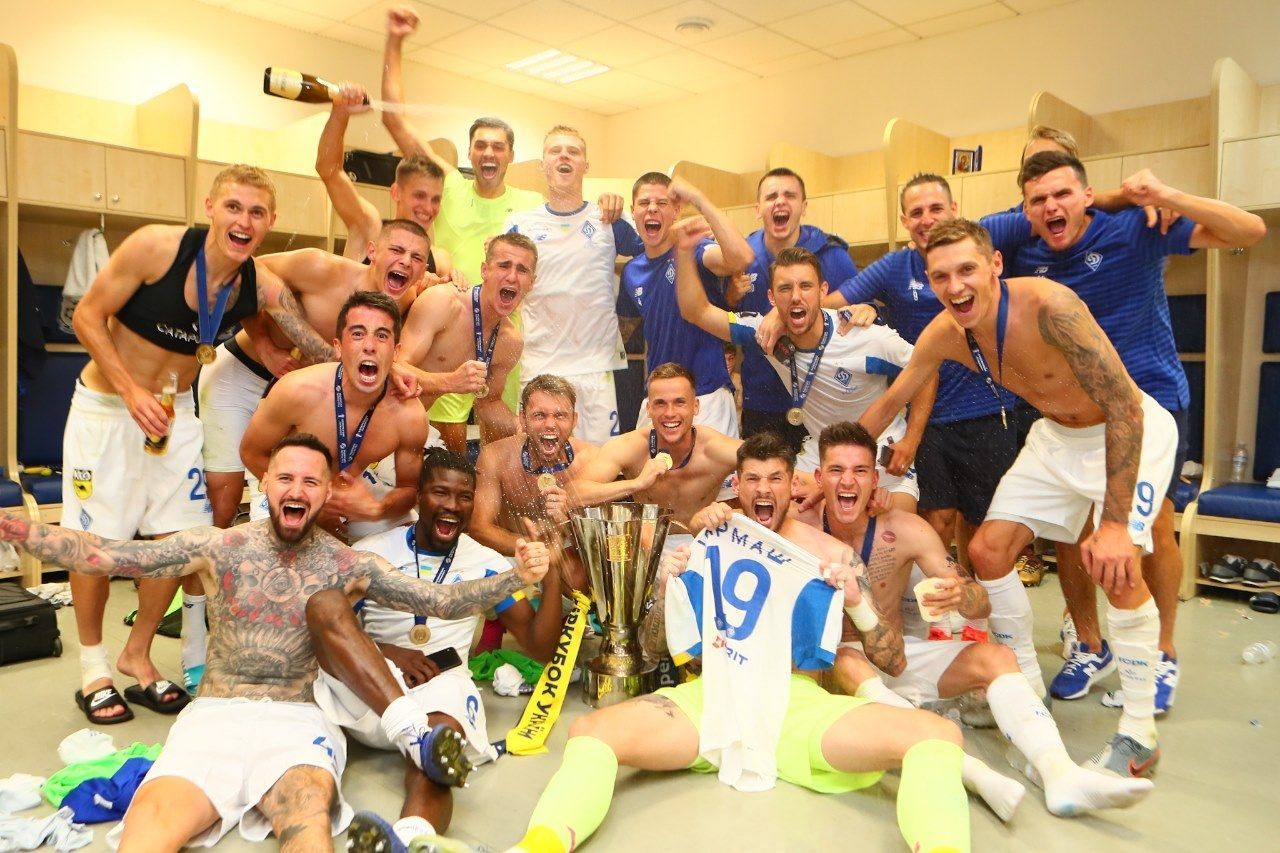 Як "Динамо" святкувало перемогу у матчі за Суперкубок: фото та відео з роздягалки команди Як "Динамо" святкувало перемогу у матчі за Суперкубок: фото та відео з роздягалки команди