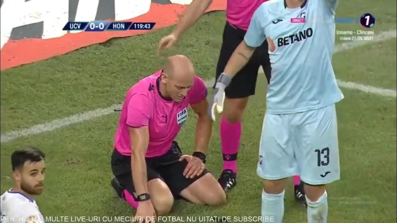 Петарда влучила у голову арбітру на матчі з українським футболістом: фото та відео Петарда влучила у голову арбітру на матчі з українським футболістом: фото та відео
