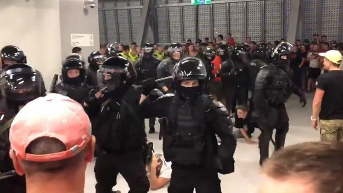 Как ОМОН избил фанатов московского "Спартака" после матча: видео