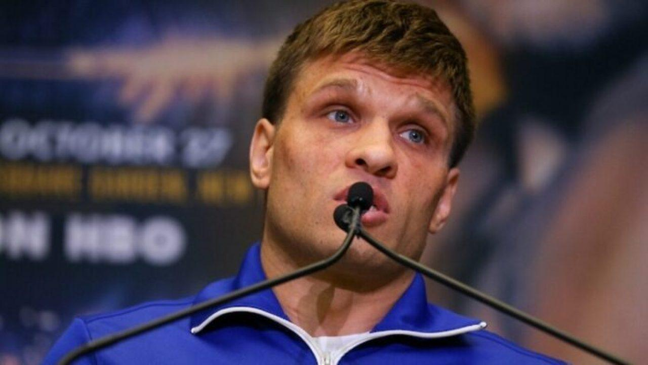 Стало известно, сколько мог заработать украинец Деревянченко за титульный бой с Альваресом