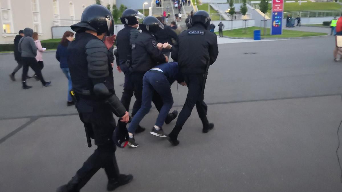 ОМОН снова избил болельщиков в России, пострадали фанаты "Зенита": видео