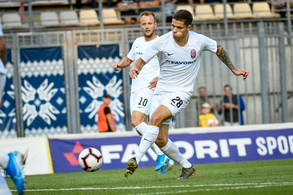 "Заря" выпустила игроков в разных футболках на матч с "Днепром-1": фото курьеза