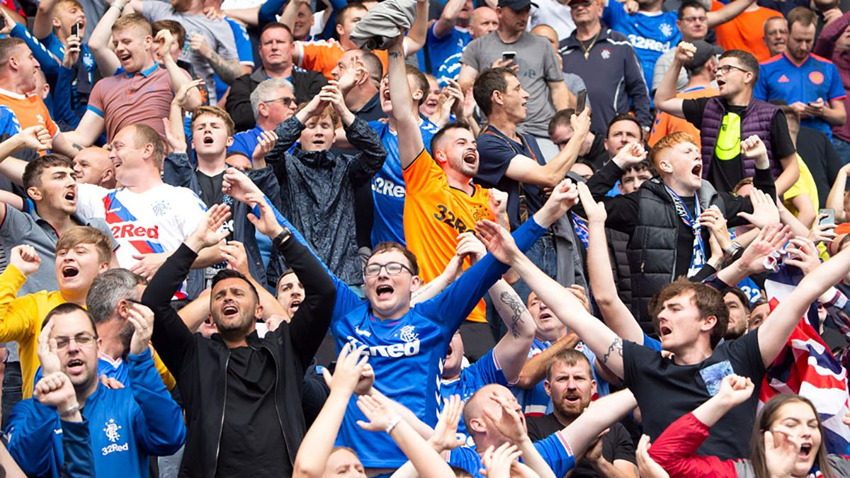 Фанаты празднуя гол проломили крышу трибуны для людей с инвалидностью, есть пострадавшие