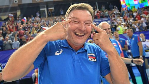На тренера збірної Росії з волейболу поскаржилися за расистський жест після перемоги: фото