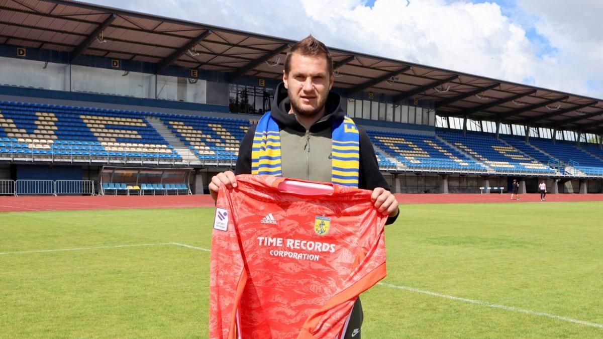 Украинского вратаря дисквалифицировали на 10 матчей за расизм Украинского вратаря дисквалифицировали на 10 матчей за расизм