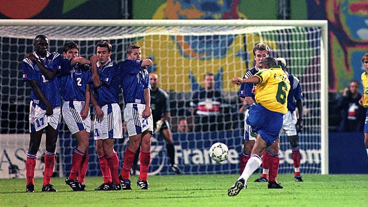 Роберто Карлос повторил свой невероятный гол со штрафного: видео Роберто Карлос повторил свой невероятный гол со штрафного: видео