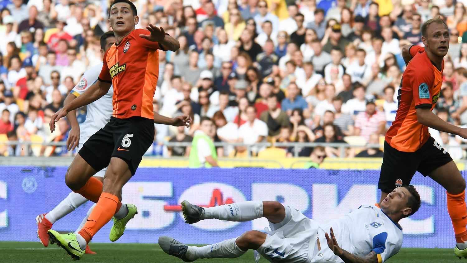 Сутичка гравців "Динамо" та "Шахтаря" після матчу: відео Сутичка гравців "Динамо" та "Шахтаря" після матчу: відео