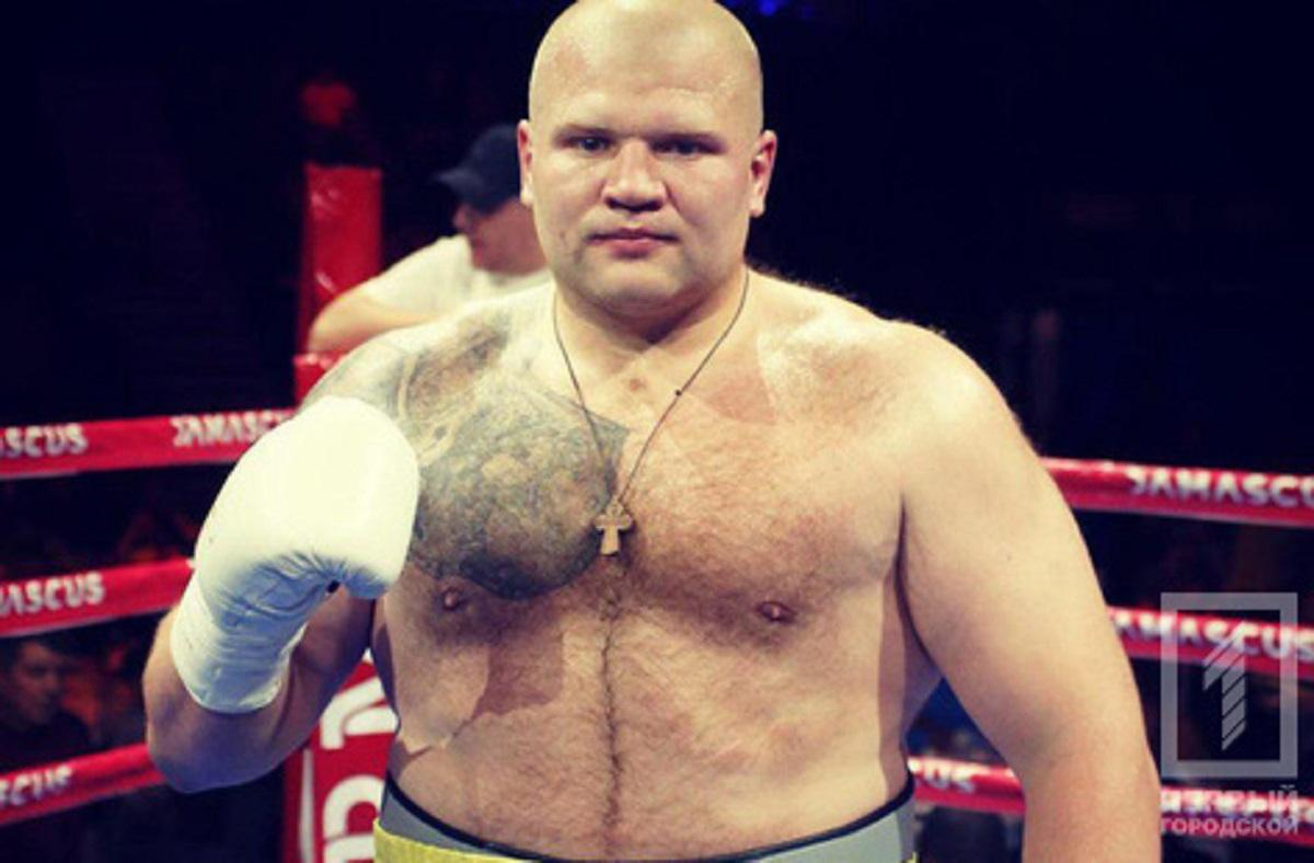 Украинский супертяж мощным нокаутом одержал третью победу на профи-ринге: видео