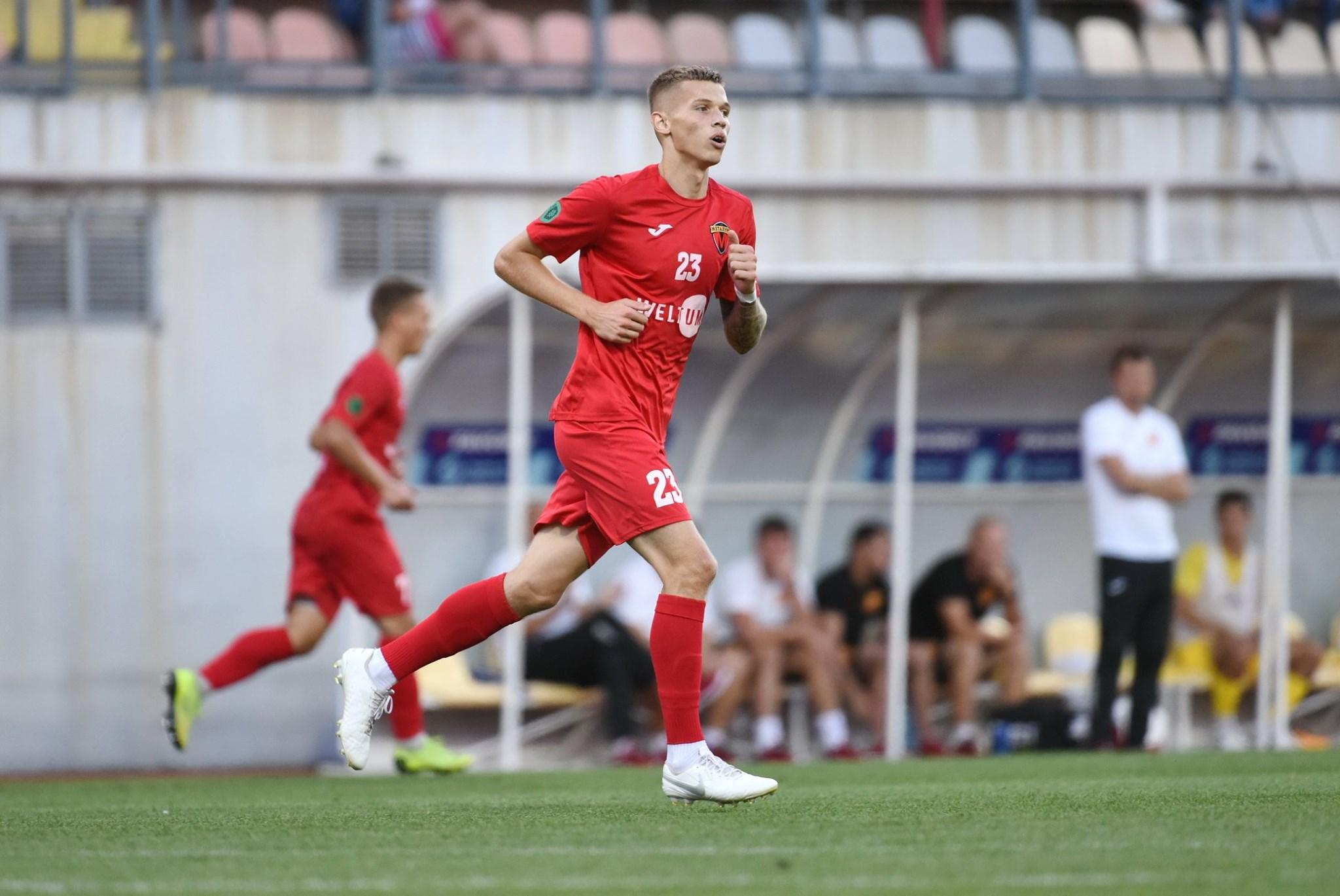 Украинский футболист чуть не забил гол ударом со штрафного со своей половины поля: видео