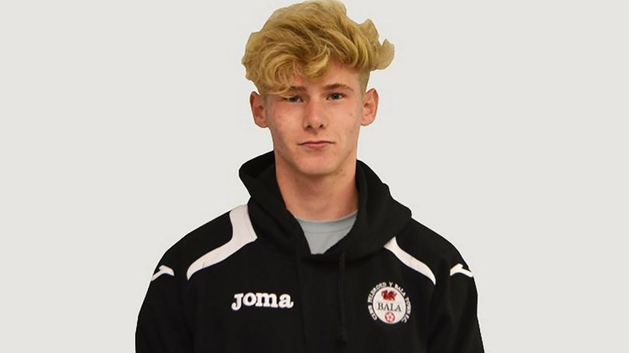 Талантливый футболист, который ездил на просмотр в "Манчестер Юнайтед", покончил с собой