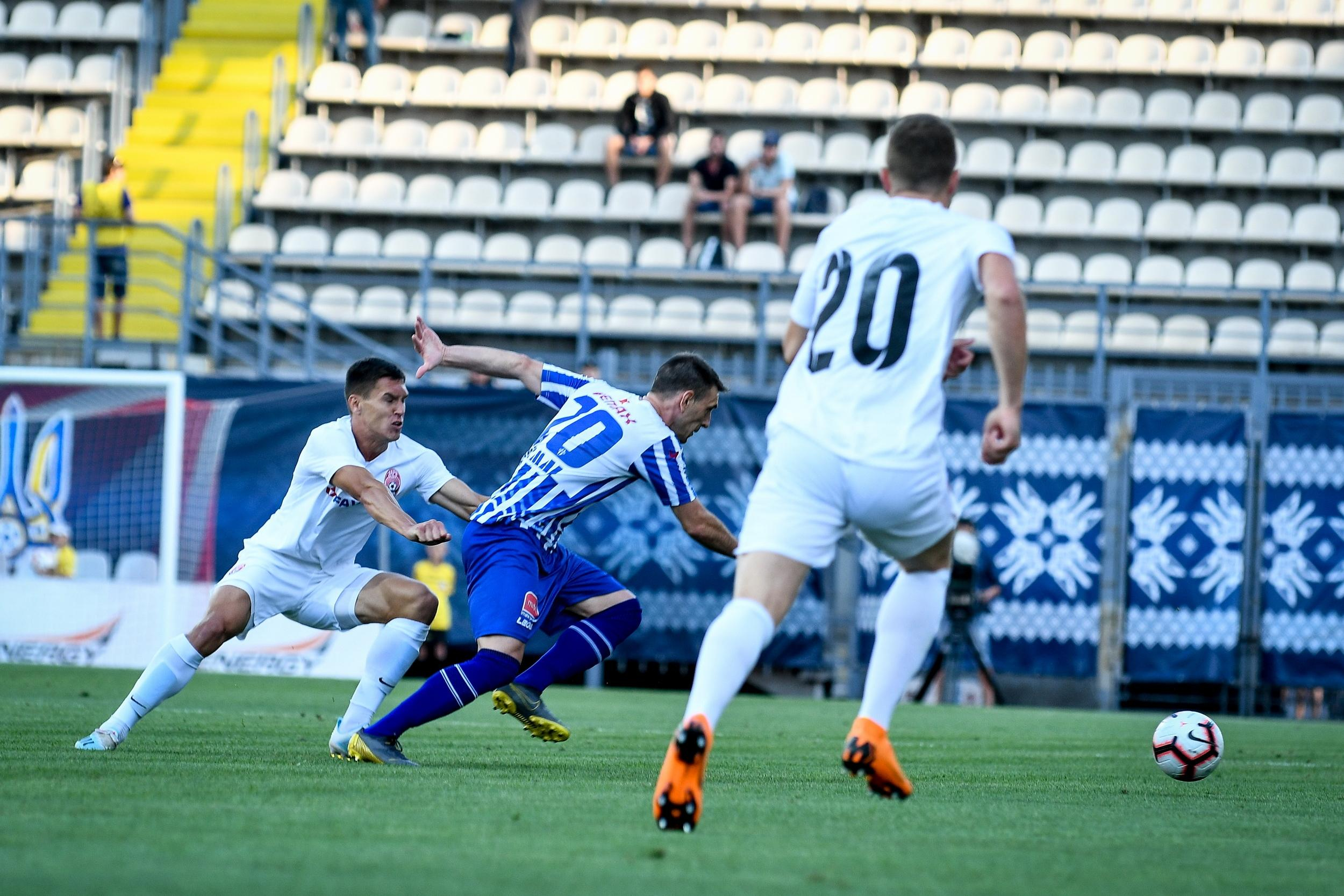 Игрок "Зари" потерял сознание после столкновения, его унесли с поля на носилках: видео