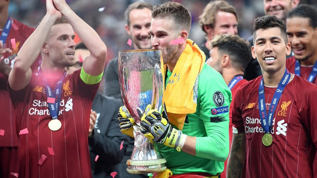 Вболівальник вибіг на поле й травмував воротаря "Ліверпуля": відео Вболівальник вибіг на поле й травмував воротаря "Ліверпуля": відео