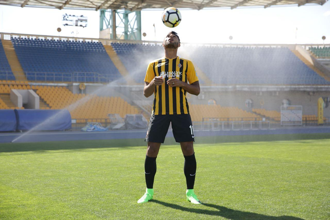 Украинский нападающий забил очередной красивейший гол в иностранном чемпионате: видео