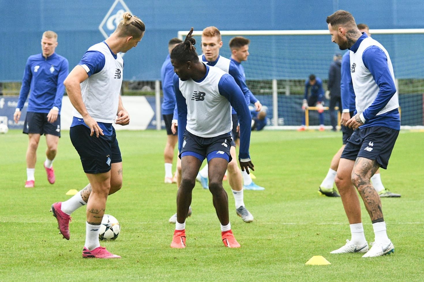 "Динамо" перезняло командне фото з Михайличенком: поза кадром двоє футболістів "Динамо" перезняло командне фото з Михайличенком: поза кадром двоє футболістів