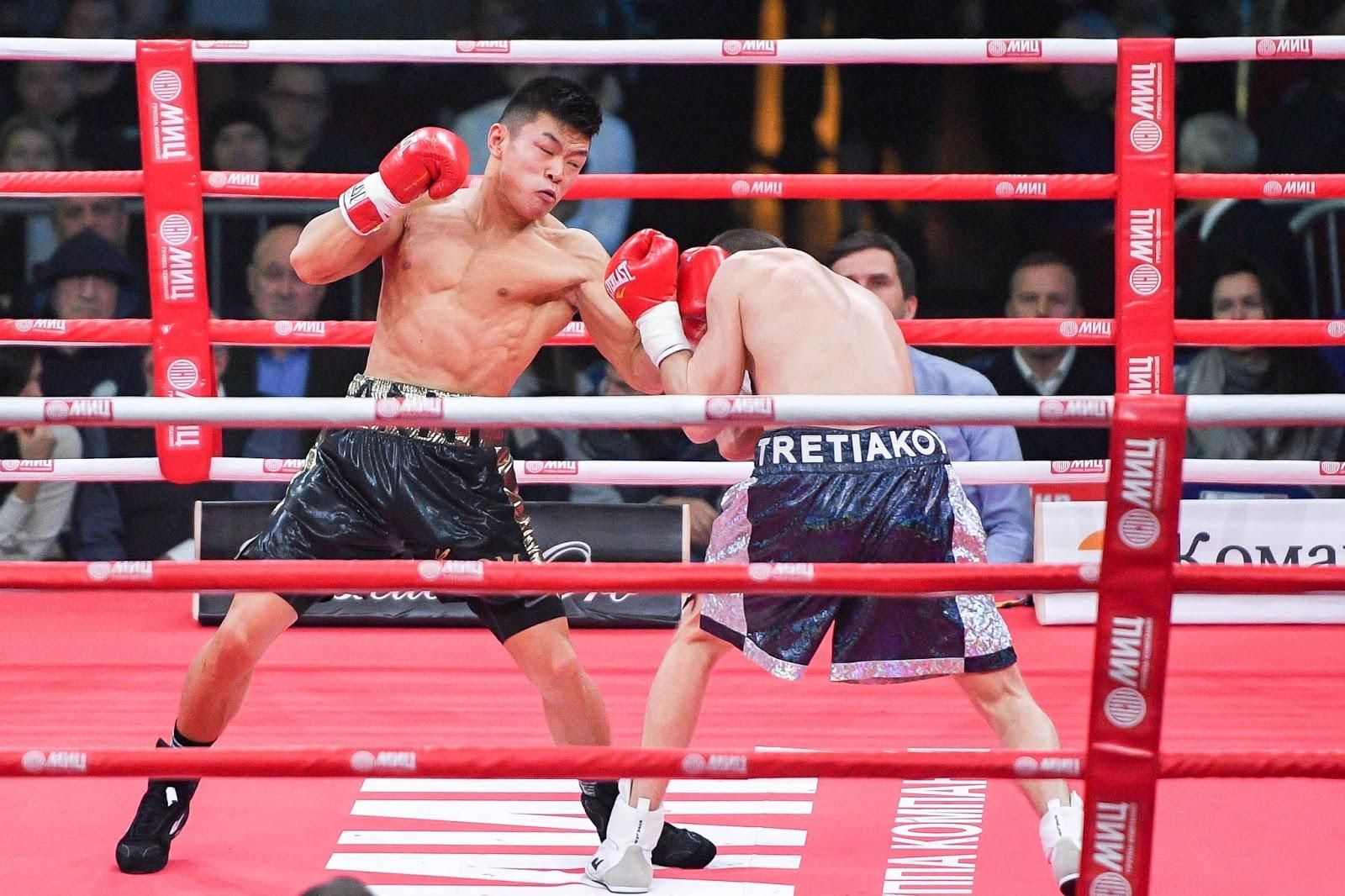 Непереможний український боксер впевнено переміг росіянина в Америці Непереможний український боксер впевнено переміг росіянина в Америці