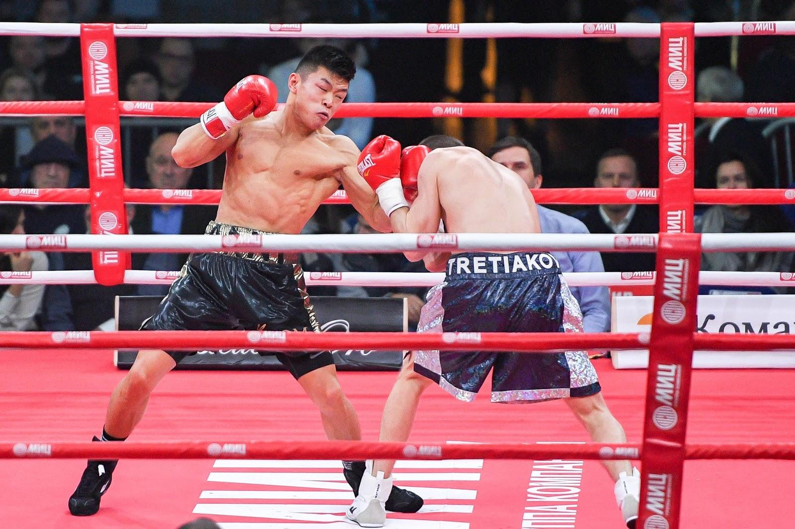 Непобедимый украинский боксер уверенно победил россиянина в Америке