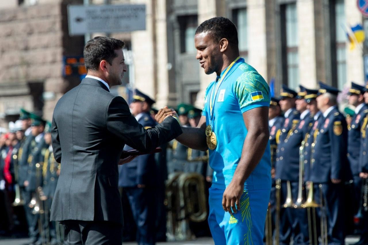 Двое украинских спортсменов получили награды от президента