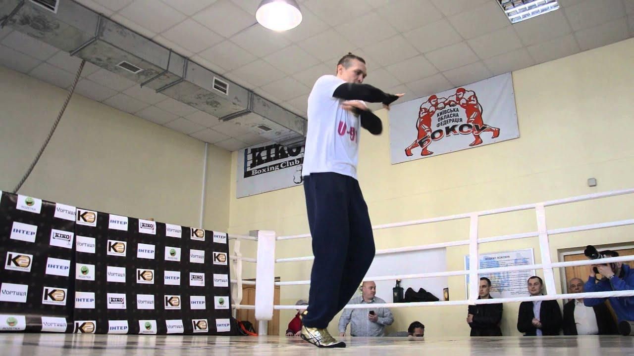 Усик на тренуванні відтворив знамениту сцену з фільму "Роккі" зі Сталлоне: відео Усик на тренуванні відтворив знамениту сцену з фільму "Роккі" зі Сталлоне: відео