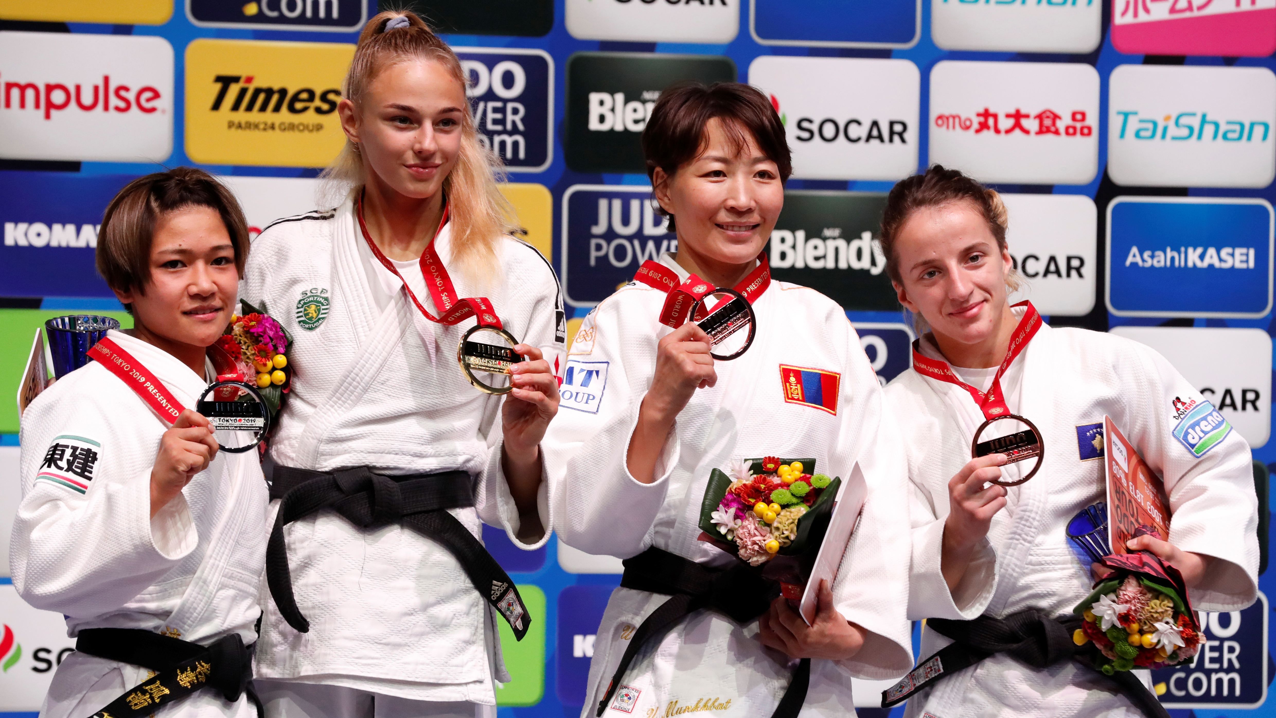 Чемпионка мира Билодид спела гимн во время награждения: видео Чемпионка мира Билодид спела гимн во время награждения: видео