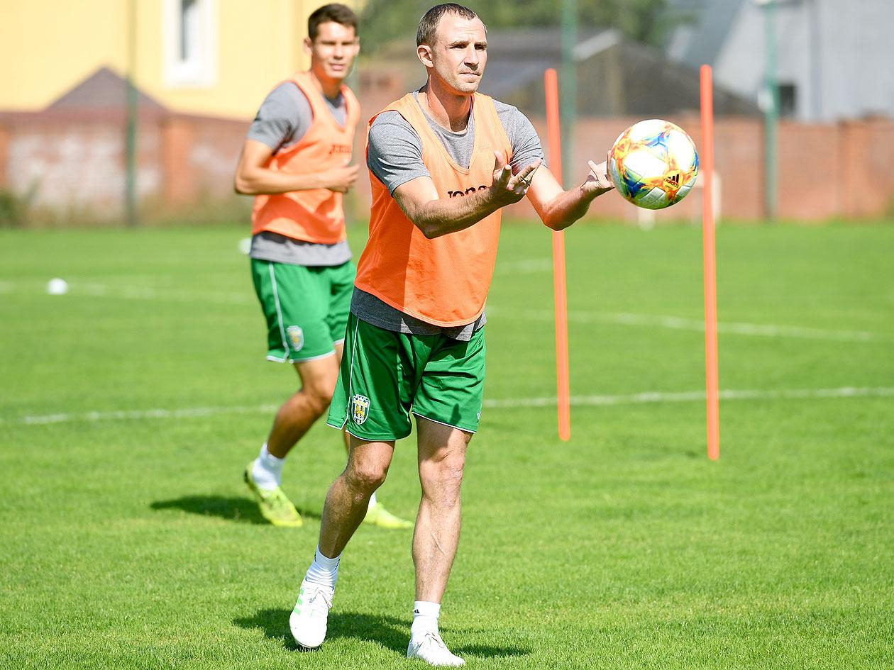 Известный экс-игрок сборной Украины сломал ногу на тренировке нового клуба