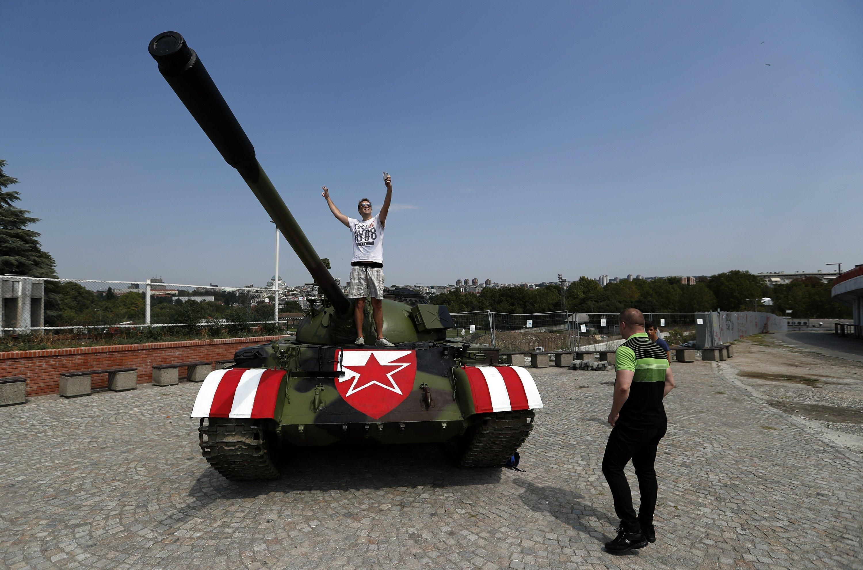 Сербские фанаты пригнали к стадиону советский танк перед матчем Лиги чемпионов: видео