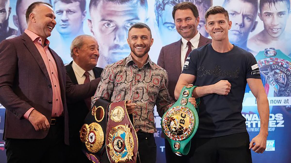 Ломаченко и Кэмпбелл прошли официальную процедуру взвешивания: видео Ломаченко и Кэмпбелл прошли официальную процедуру взвешивания: видео