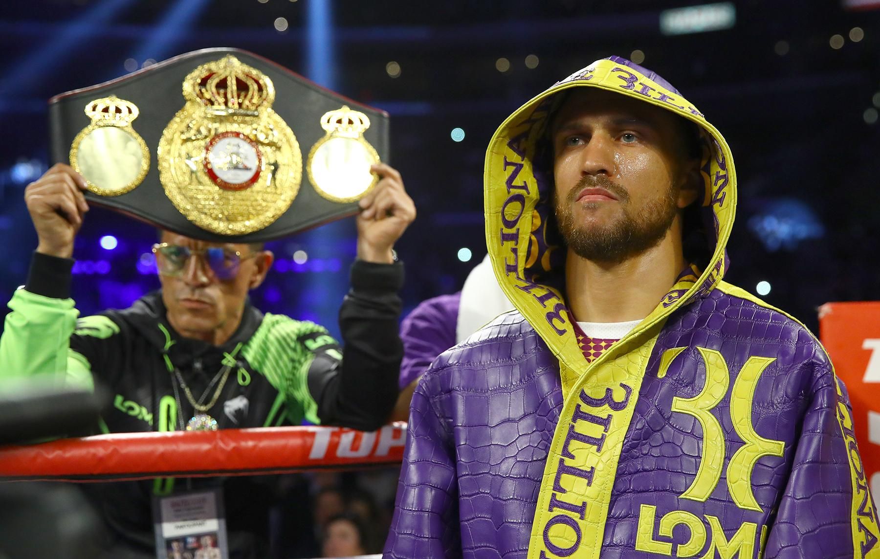 Ломаченко показав халат, в якому вийде на бій проти Кемпбелла: відео Ломаченко показав халат, в якому вийде на бій проти Кемпбелла: відео