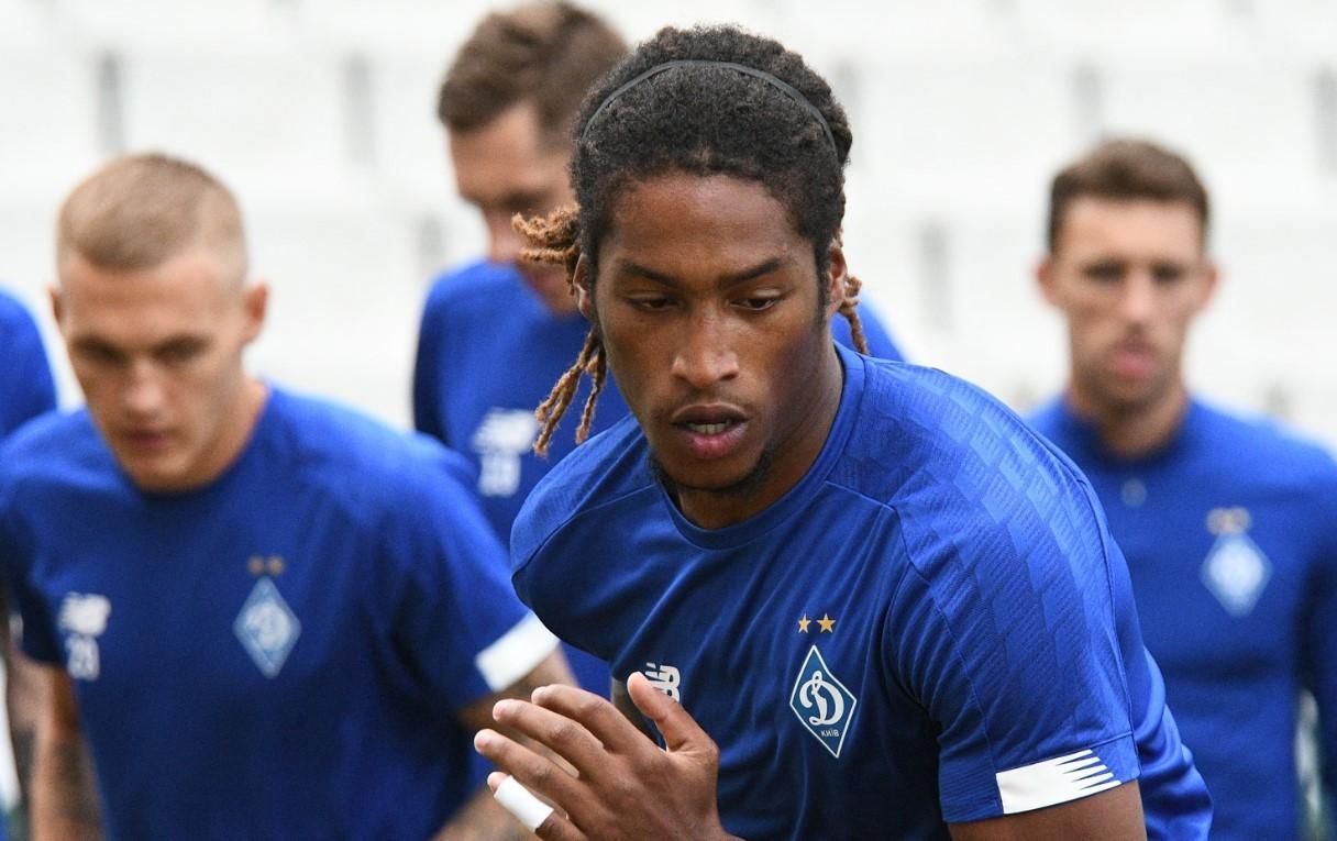 Зірковий новачок "Динамо" продемонстрував свій розкішний автомобіль в Україні: відео Зірковий новачок "Динамо" продемонстрував свій розкішний автомобіль в Україні: відео