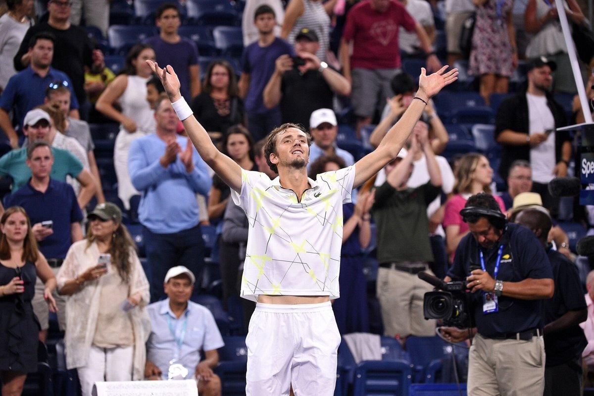 Российского теннисиста освистали на US Open за хамское поведение: видео Российского теннисиста освистали на US Open за хамское поведение: видео