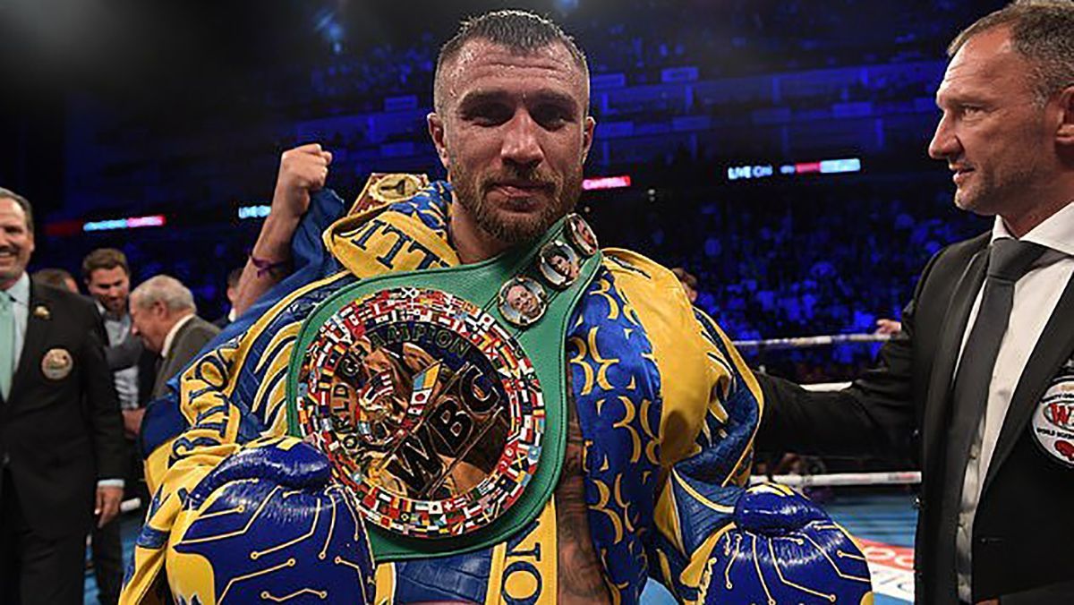 Ломаченко приміряв три чемпіонські пояси: яскраві фото Ломаченко приміряв три чемпіонські пояси: яскраві фото