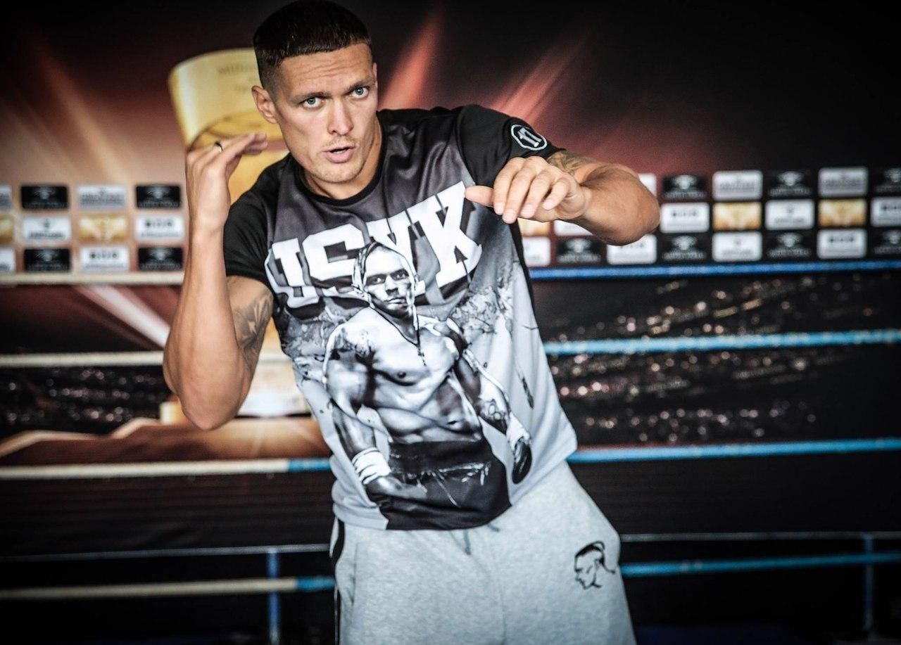 Усик рассмешил британскую публику: боксер скорчил смешное лицо на камеру (видео) Усик рассмешил британскую публику: боксер скорчил смешное лицо на камеру (видео)