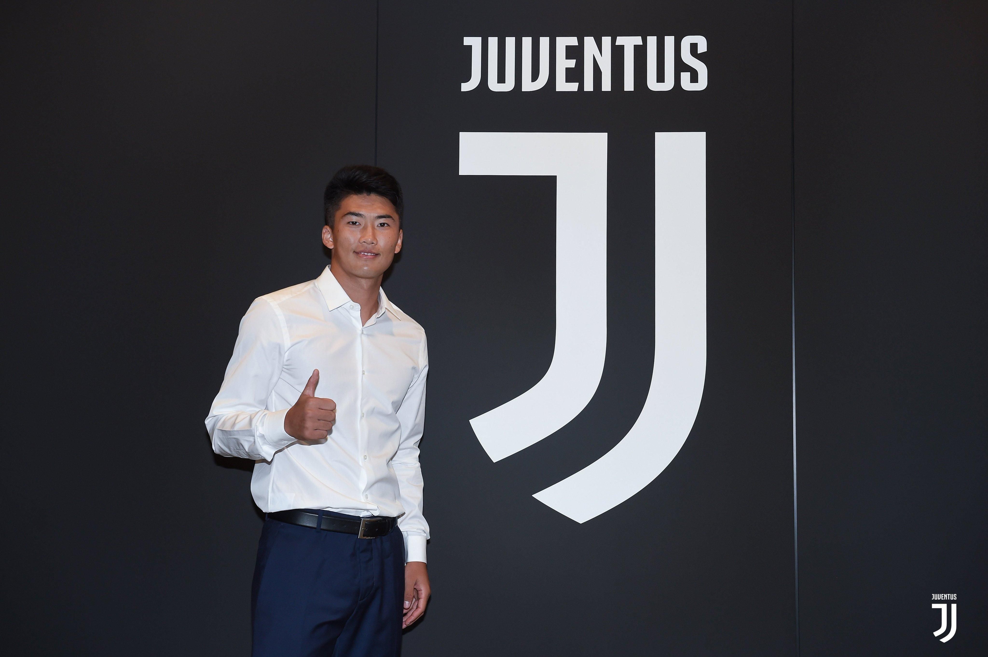 "Ювентус" подписал форварда из Северной Кореи "Ювентус" подписал форварда из Северной Кореи