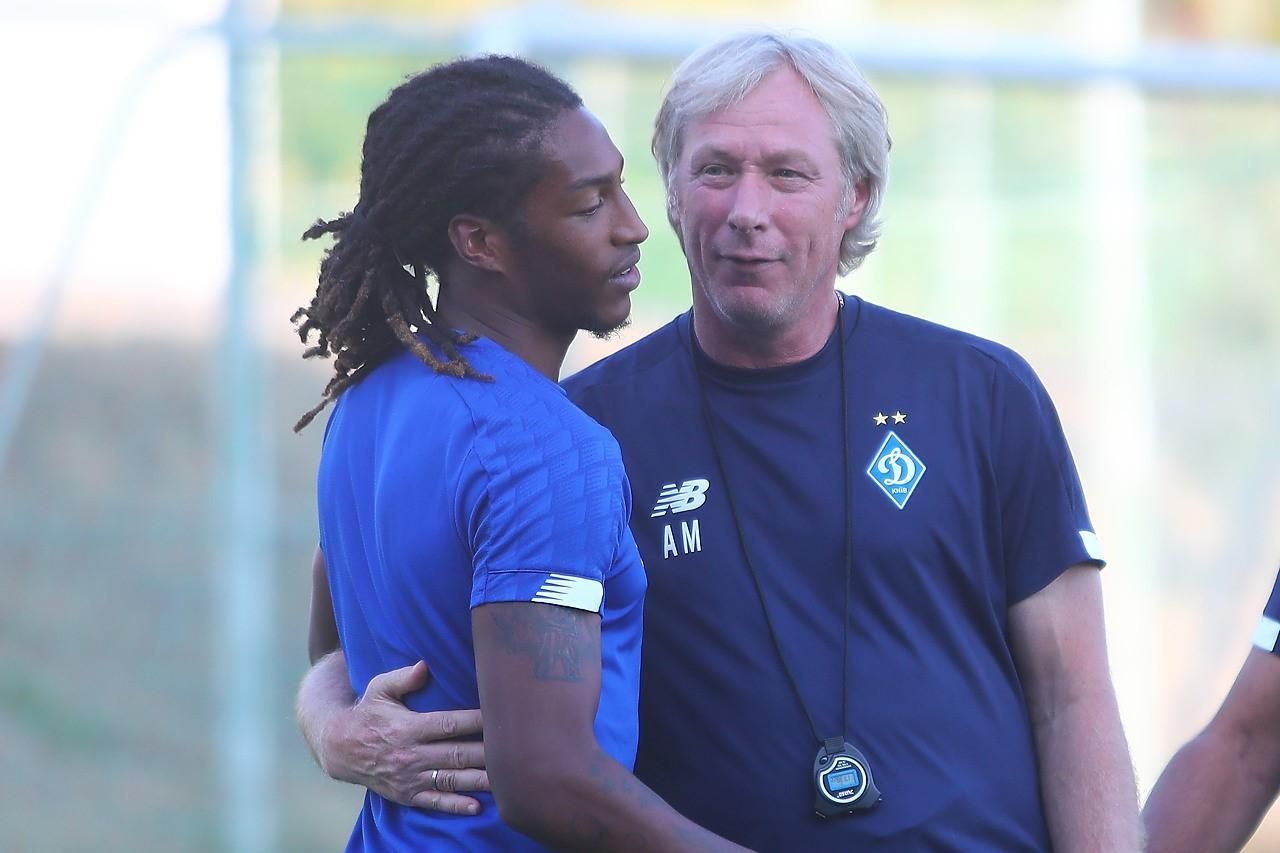 У роздягальні "Динамо" відбулася гаряча розмова після невдачі у матчі проти "Зорі" У роздягальні "Динамо" відбулася гаряча розмова після невдачі у матчі проти "Зорі"