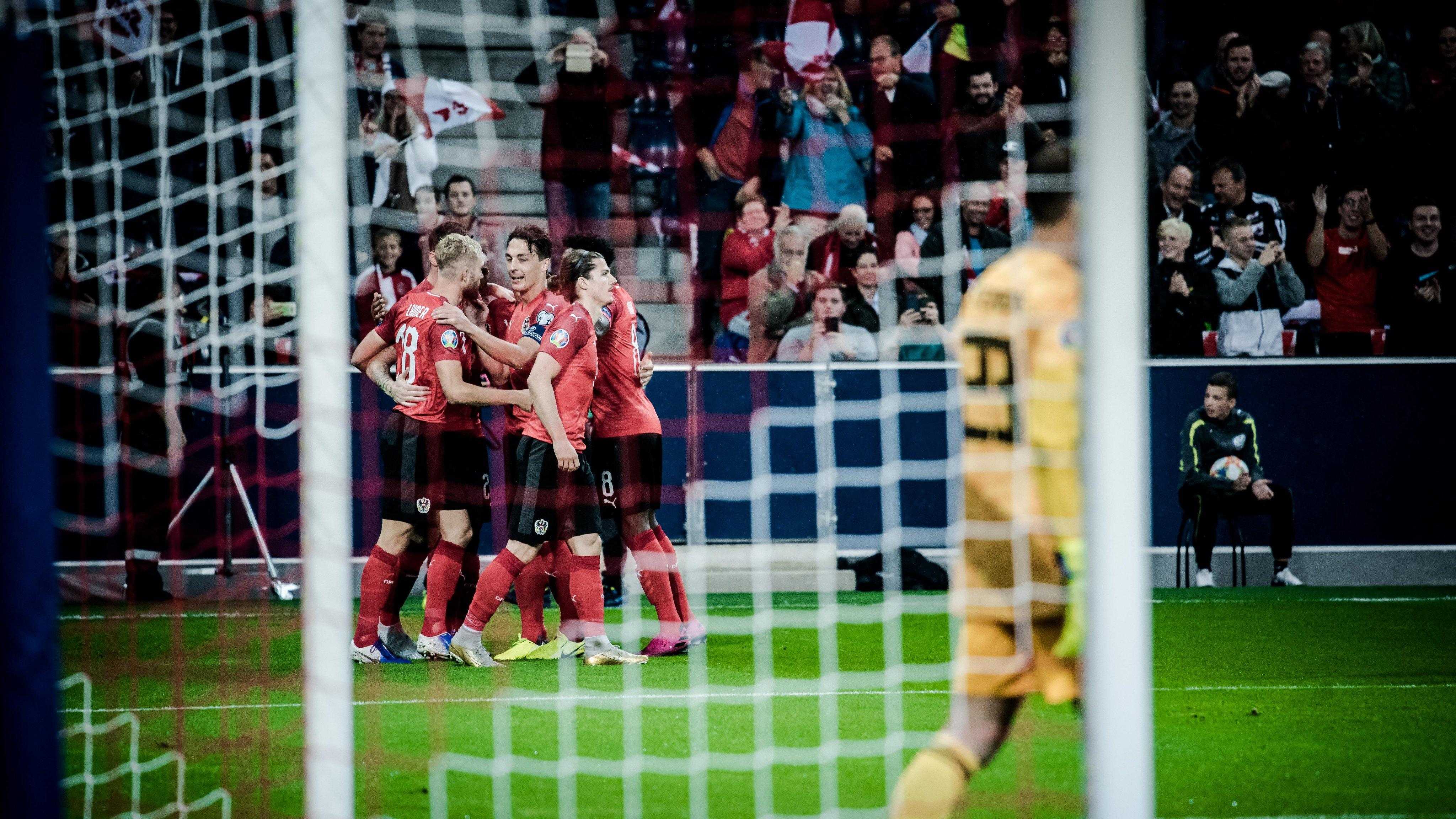 Вратарь сборной Латвии забил курьезный автогол в свои ворота: видео