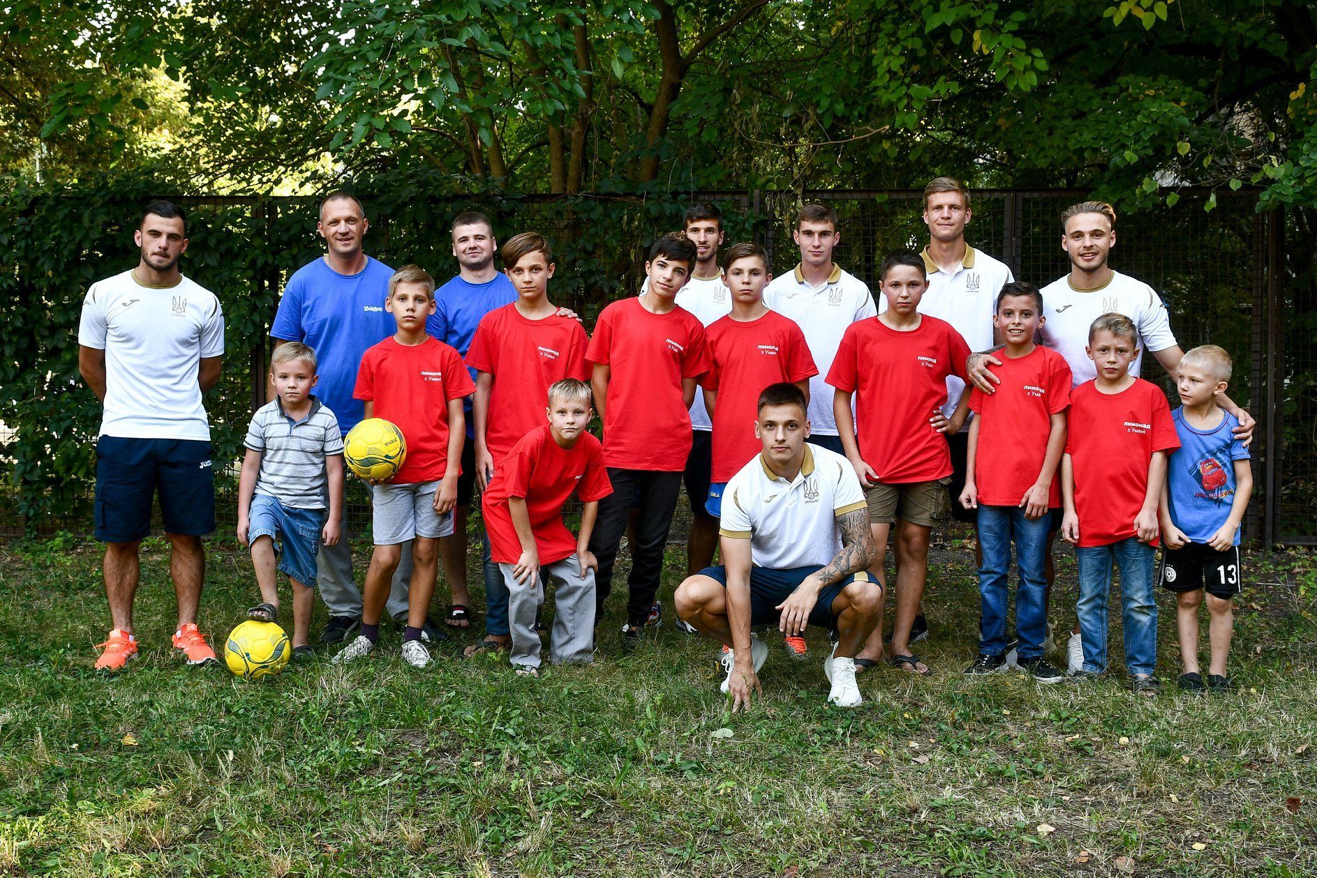 Футболисты украинской сборной посетили один из детских домов Запорожья: фото