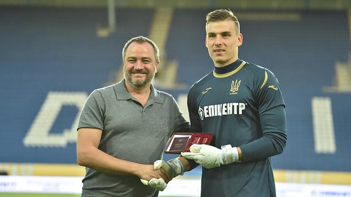 Воротар Андрій Лунін отримав орден перед матчем збірної України проти Нігерії Воротар Андрій Лунін отримав орден перед матчем збірної України проти Нігерії