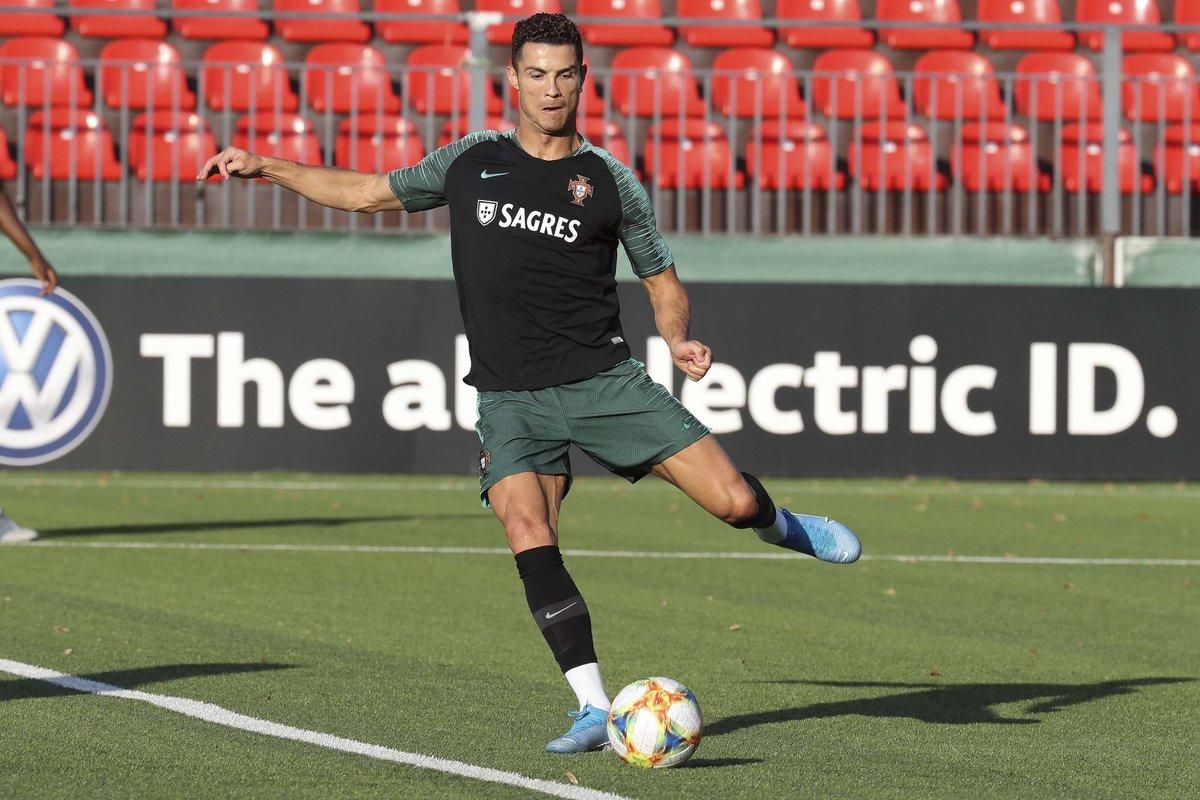 Роналду продемонстрировал "космическую" технику на тренировке Португалии: видео Роналду продемонстрировал "космическую" технику на тренировке Португалии: видео