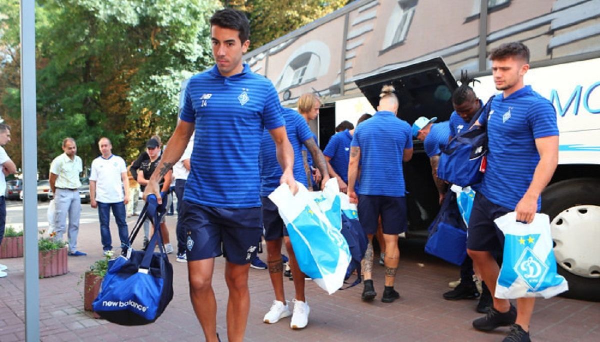 "Динамо" подарило освобожденным морякам абонементы и клубную атрибутику: видео "Динамо" подарило освобожденным морякам абонементы и клубную атрибутику: видео