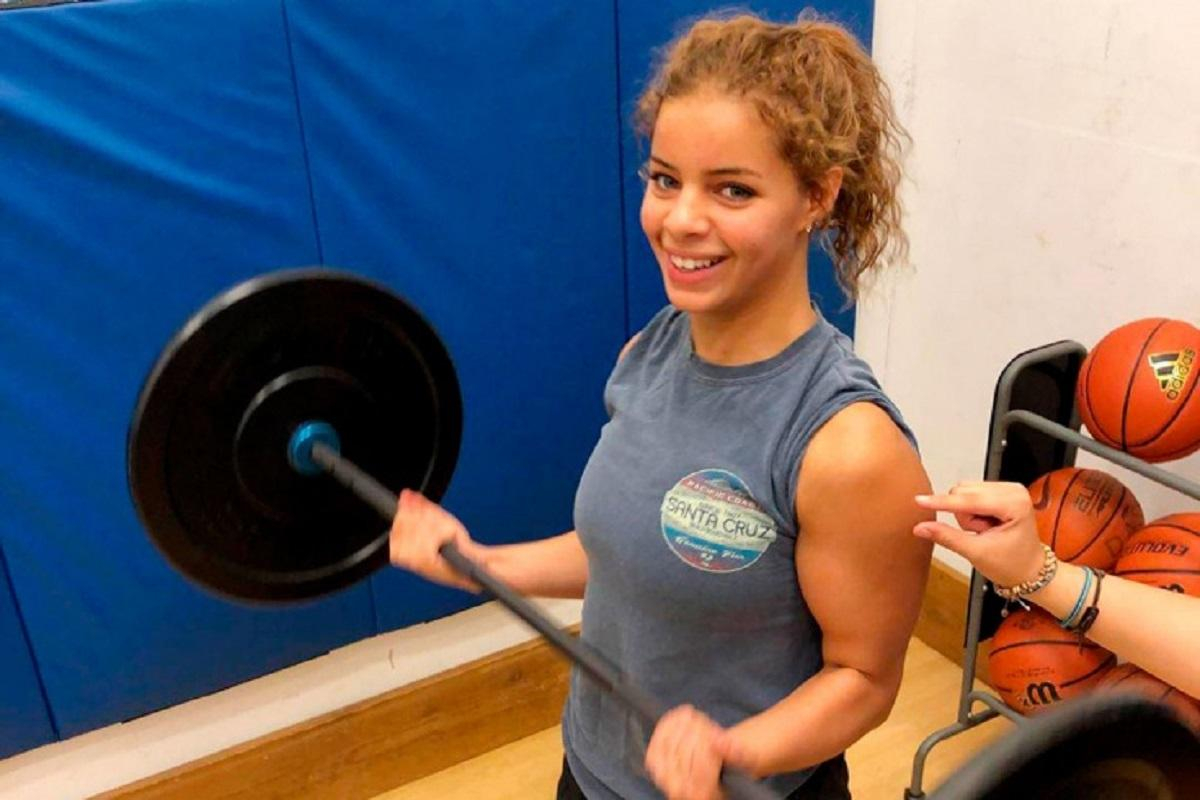 Американскую пловчиху лишили золотой медали из-за очень откровенного купальника