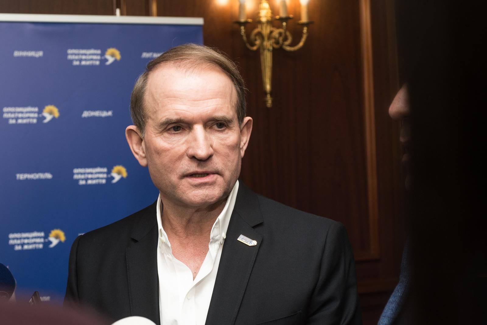 Фанати "Динамо" вивісили банер про Медведчука з виділеними словами "ад" і "кат": фото Фанати "Динамо" вивісили банер про Медведчука з виділеними словами "ад" і "кат": фото