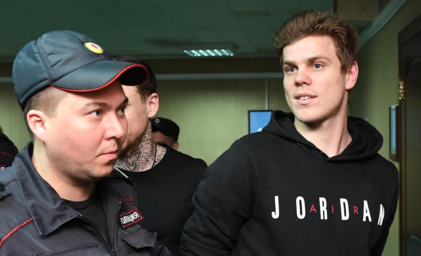 Российские футболисты Кокорин и Мамаев вышли на свободу, при их освобождении пострадал журналист