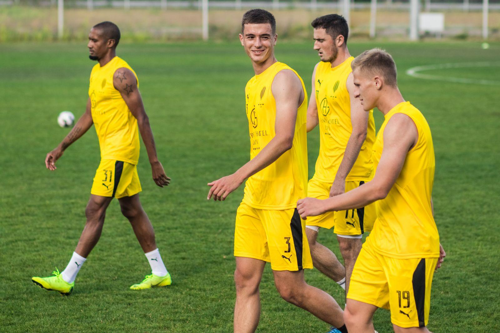 "Ты шо, каблук?" клуб Первой лиги пригласил болельщиков на матч "горячим" видео