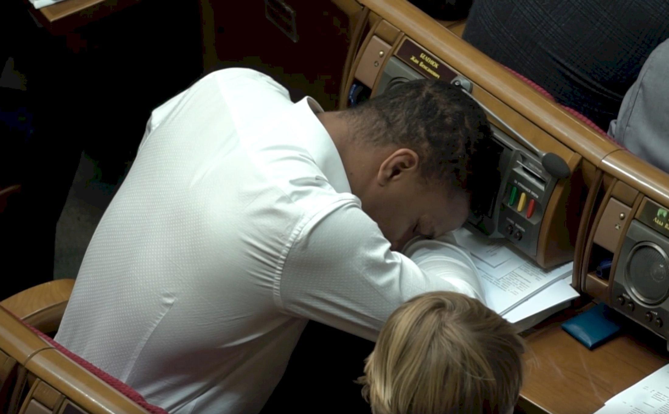 Беленюк заснул на заседании Верховной Рады Украины: видео