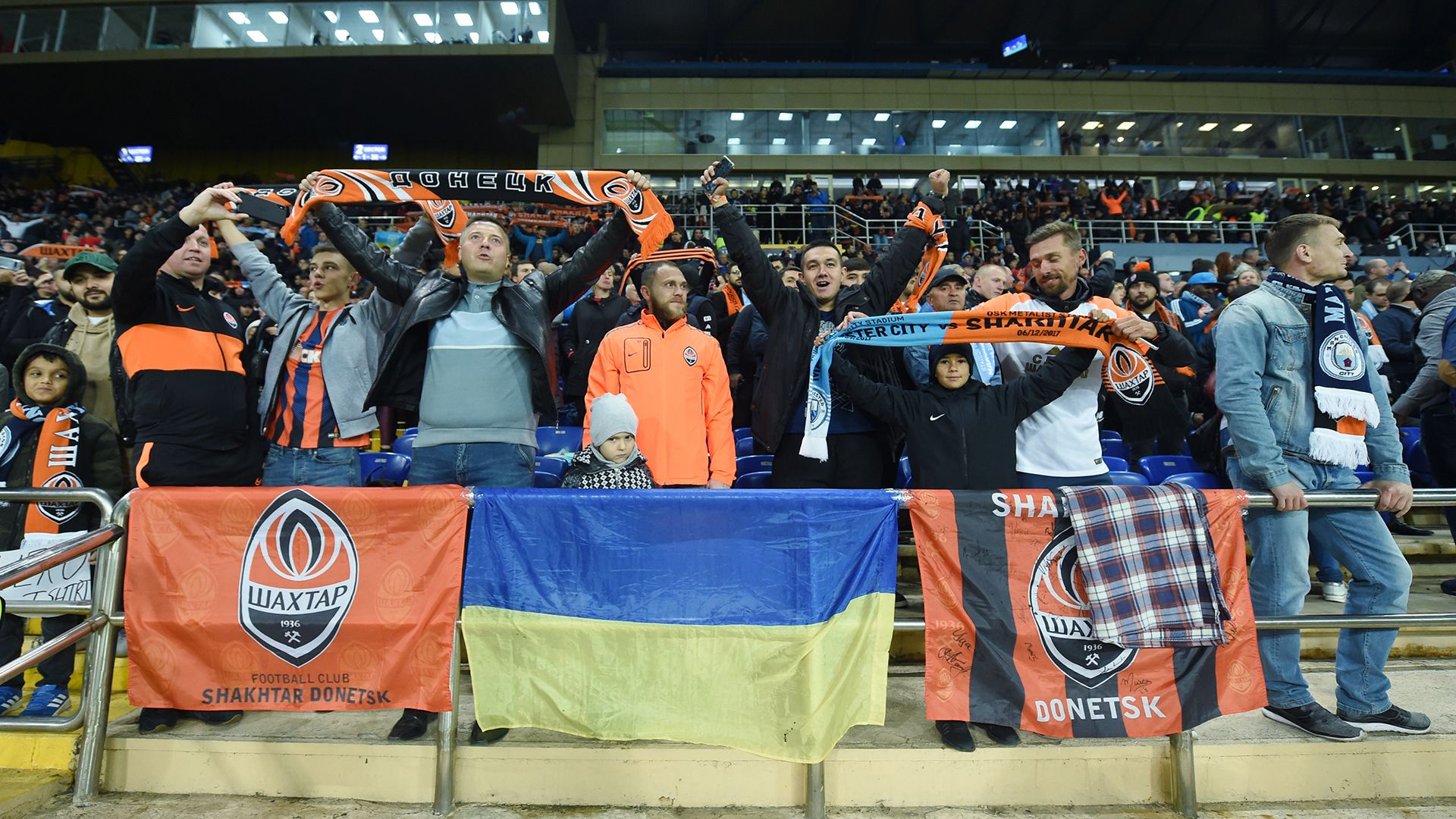 Фанаты "Шахтера" смотрели игру против "Десны" с крыши заброшенного здания и высмеяли клуб: фото