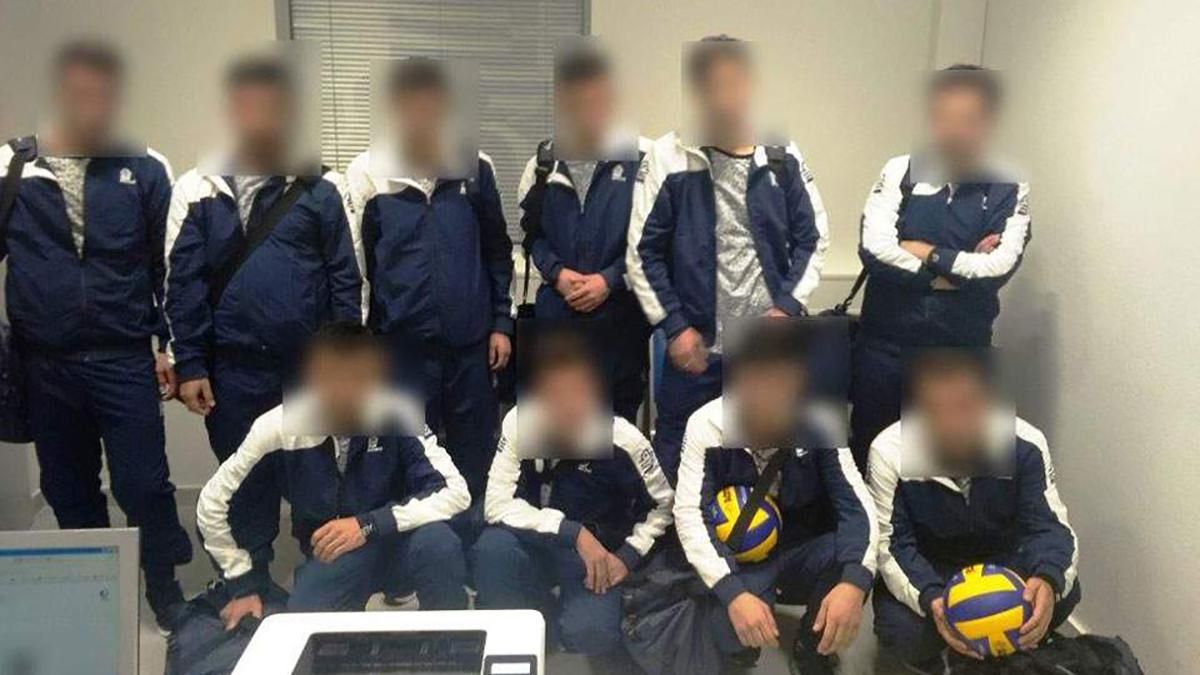 У Греції затримали сирійських біженців, які видавали себе за волейбольну команду з України У Греції затримали сирійських біженців, які видавали себе за волейбольну команду з України