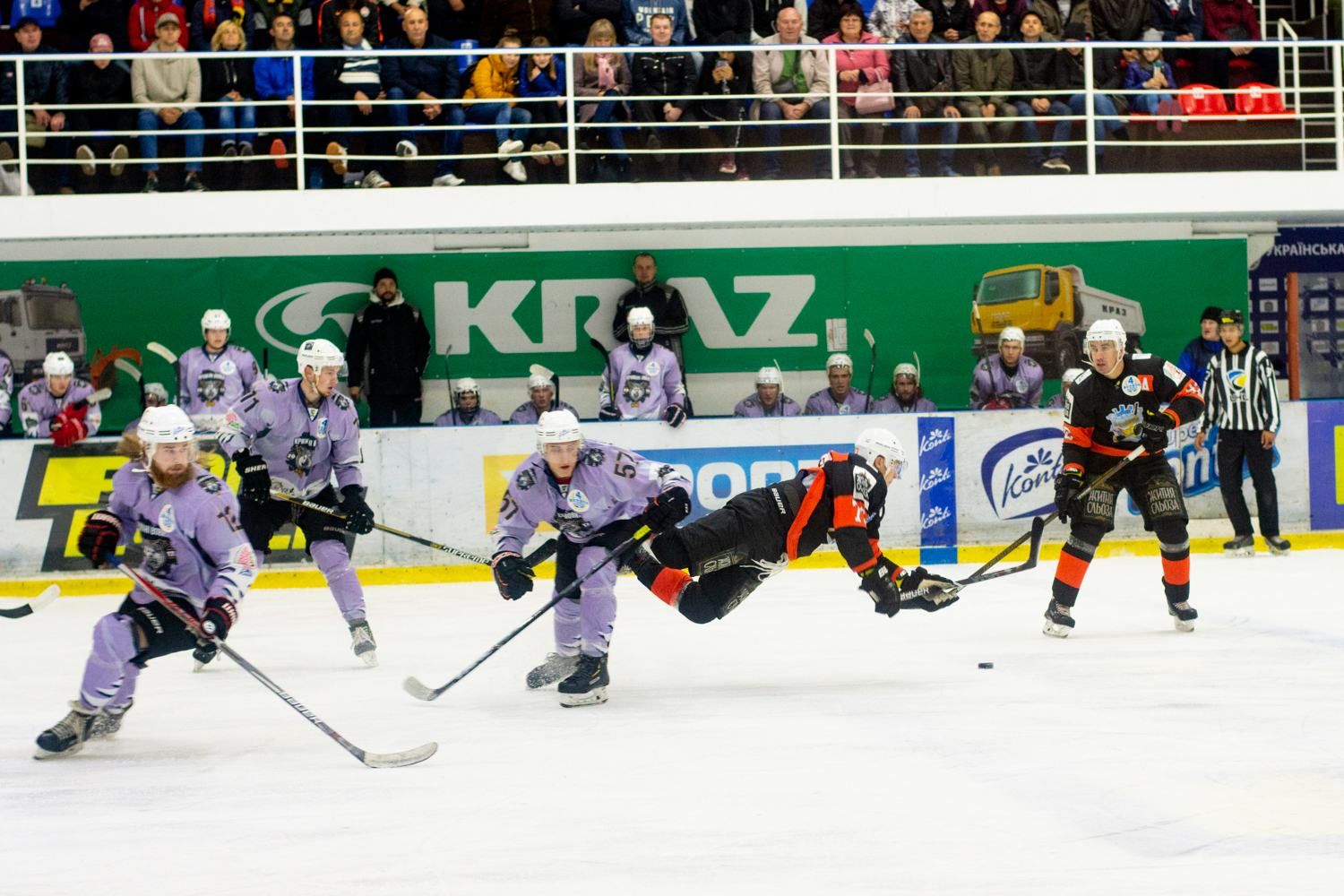 Хоккей: "Кременчуг" забросил 11 шайб, а "Белый Барс" минимально уступил "Днепру" (видео) Хоккей: "Кременчуг" забросил 11 шайб, а "Белый Барс" минимально уступил "Днепру" (видео)