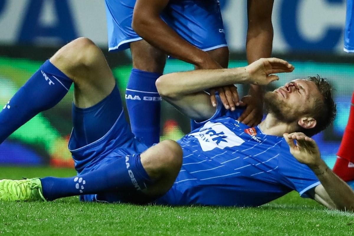 Защитнику сборной Украины разбили лицо в матче чемпионата Бельгии: кровавое фото Защитнику сборной Украины разбили лицо в матче чемпионата Бельгии: кровавое фото